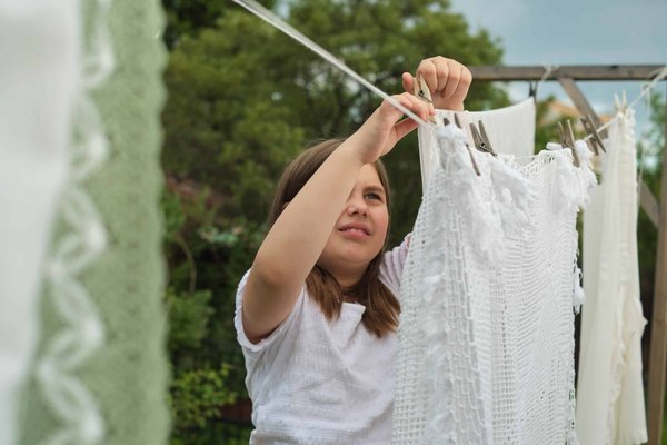 Quelles sont les techniques pour encourager un chien à être plus indépendant et confiant lors des explorations ?